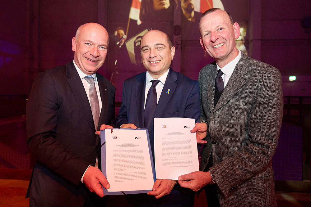 Basil Kerski, Kai Wegner und Axel Klausmeier präsentieren Kooperationsvertrag